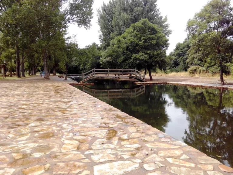 La piscina natural de Extremadura que es en realidad un cráter provocado por la caída de un meteorito