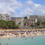 La única playa de España donde te puedes bañar con cerdos: parece el Caribe pero está en un rincón inesperado de Murcia