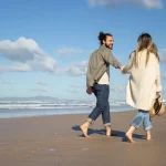 Esta es la razón científica por la que los paseos por la playa cansan más que una caminata normal