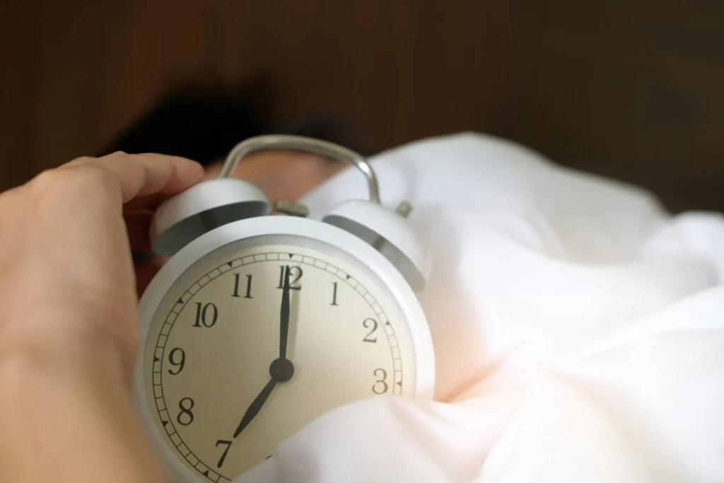 Este profesor de Harvard desmonta 5 mitos sobre la salud tras 17 años de estudio: "Cambiarán tu forma de vivir" 1 Moncloa El mito sobre dormir las 8 horas seguidas