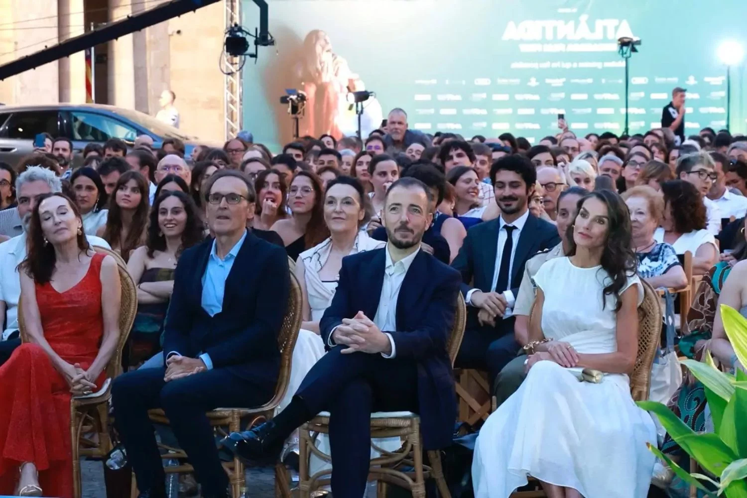 Reina Letizia deslumbra con este vestido en Mallorca y en Hugo Boss tienen el clon