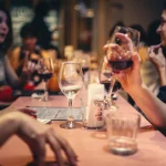 “Mira esta línea casi invisible”: el truco que los restaurantes usan en la carta para sumarte euros sin avisar