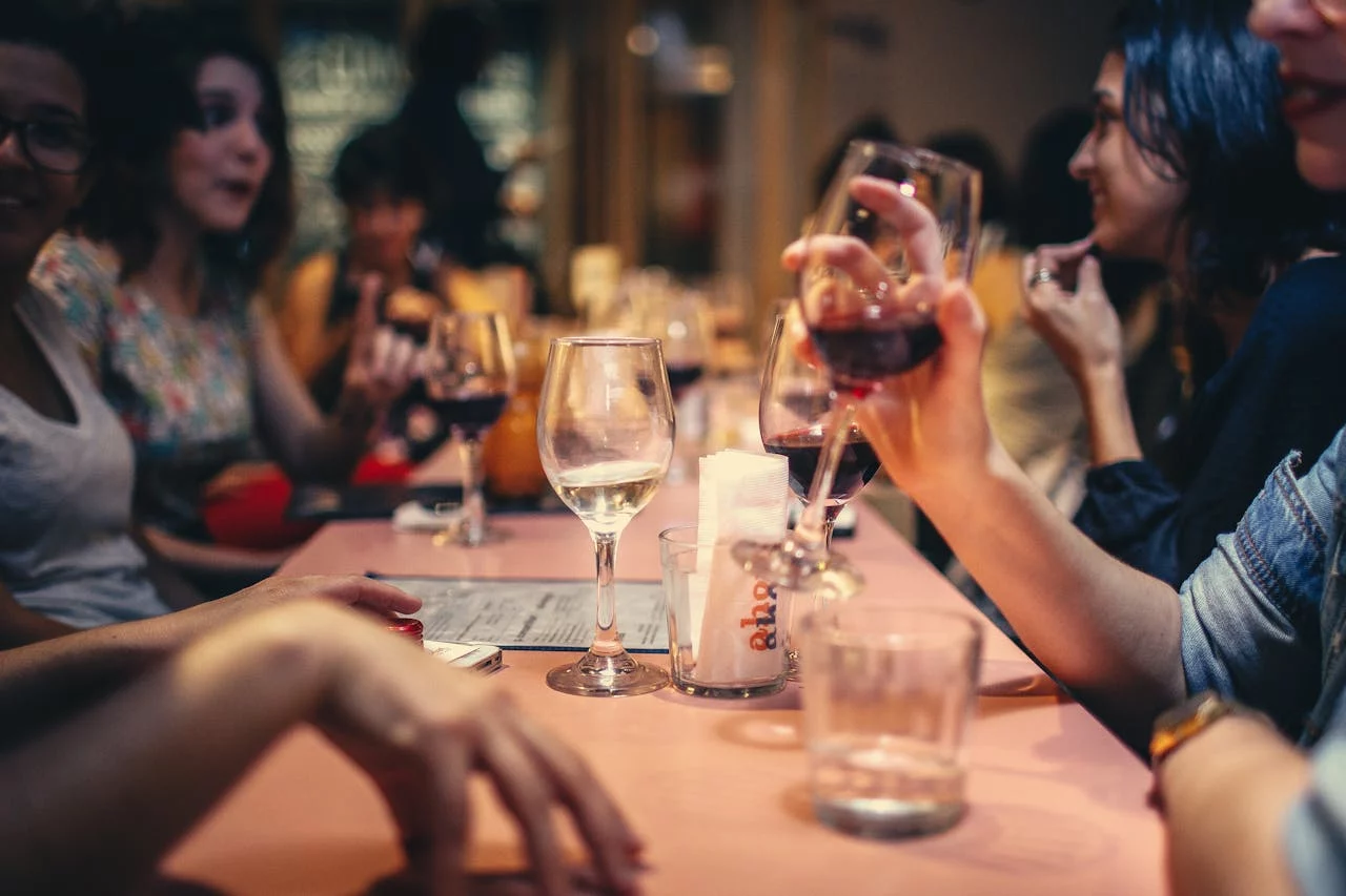 “Mira esta línea casi invisible”: el truco que los restaurantes usan en la carta para sumarte euros sin avisar