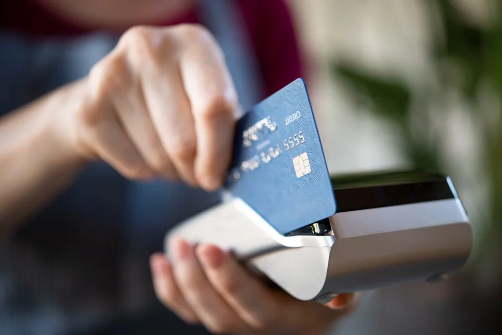 Aquí el ex-hacker detalla esos sitios comunes, aparentemente seguros, donde la tecnología de clonación de tarjetas campa a sus anchas sin que la mayoría de la gente se percate.  Fuente: Freepik 
