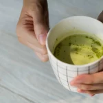 Deja el café una semana y prueba esto: el reto de la bebida energética y antiinflamatoria que está cambiando las mañanas en España