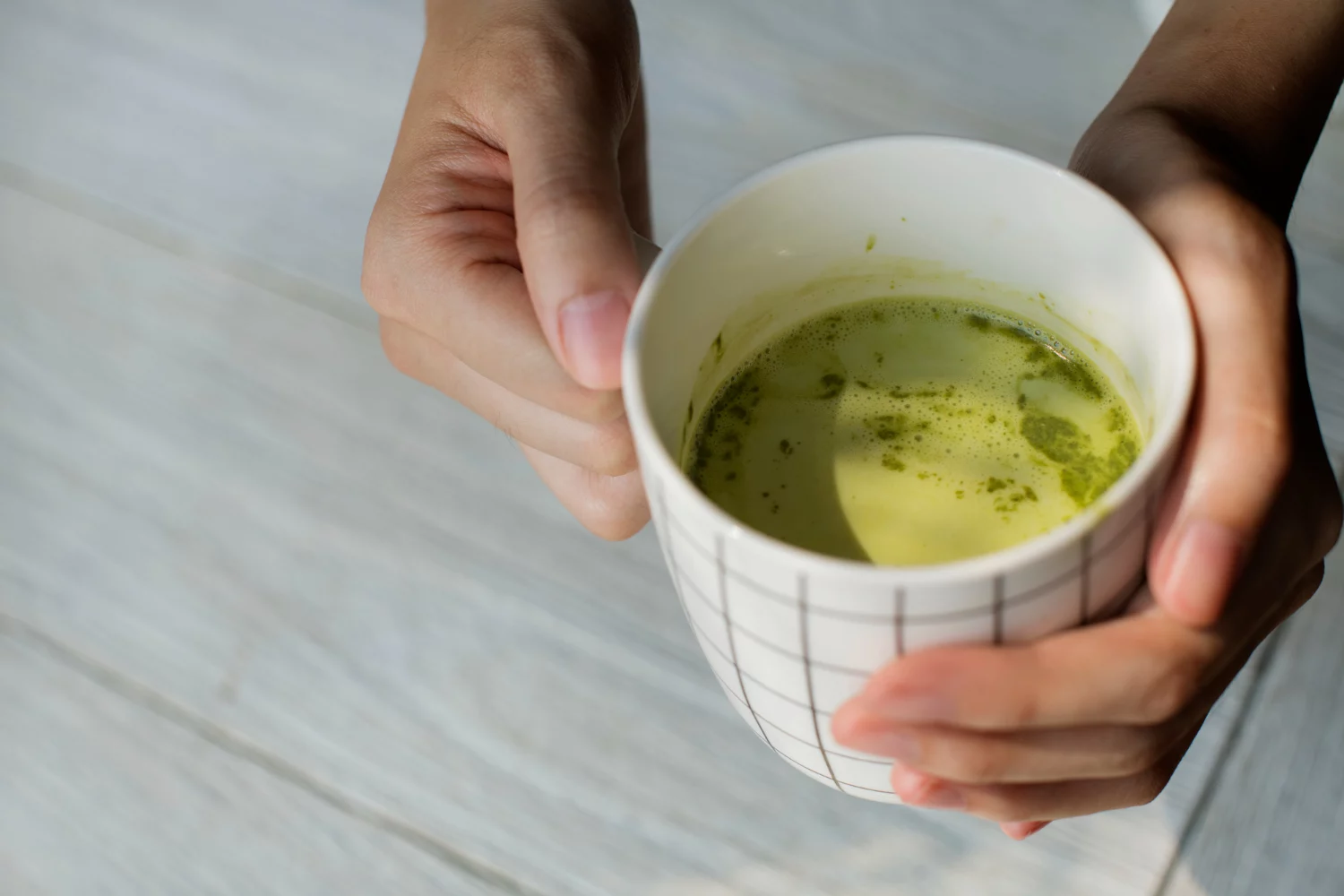 Se acabó el café: la bebida que dispara tu energía por la mañana y además desinflama, según los expertos