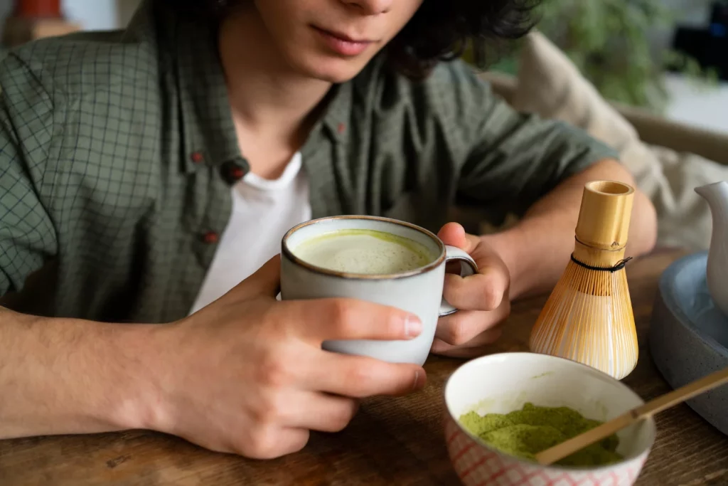 La bebida 'milagro' que está destronando al café en las oficinas de España: te despierta, te desinflama y no da taquicardia 2 Moncloa Dentro de esta tendencia de buscar alternativas al café, otra bebida ha ganado una enorme popularidad, convirtiéndose en la opción preferida de muchos: el matcha. Fuente: Freepik