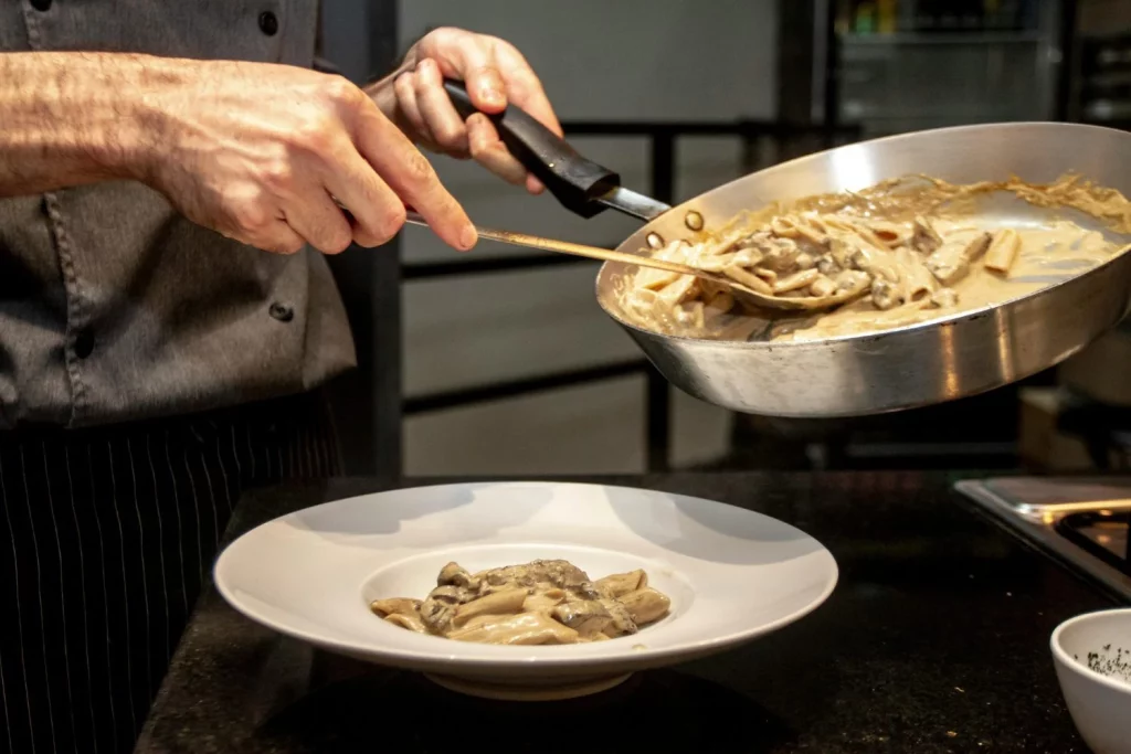 El truco de esta receta convierte el pollo al champiñón en un plato fácil, cremoso y sin complicaciones 2 Moncloa Este truco de la receta hace magia