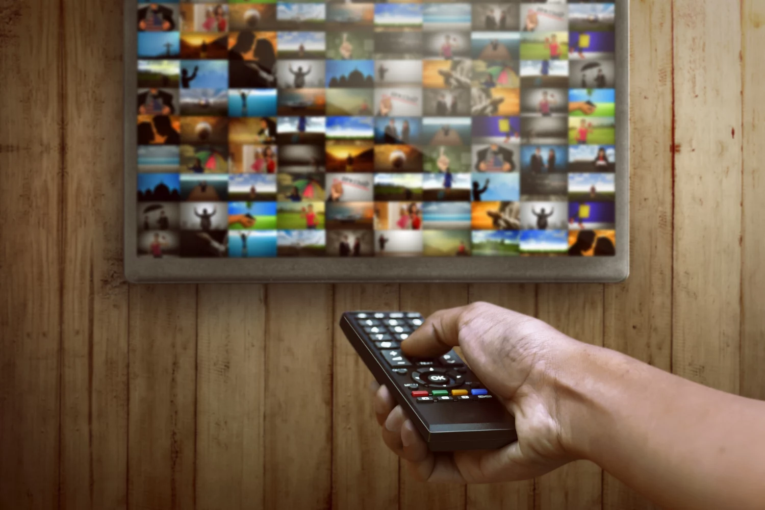 Olvídate de los modos "Vívido" o "Deportivo"; te explicamos por qué el modo "Cine" de tu tele es el único que respeta la obra original. Fuente: Freepik 
