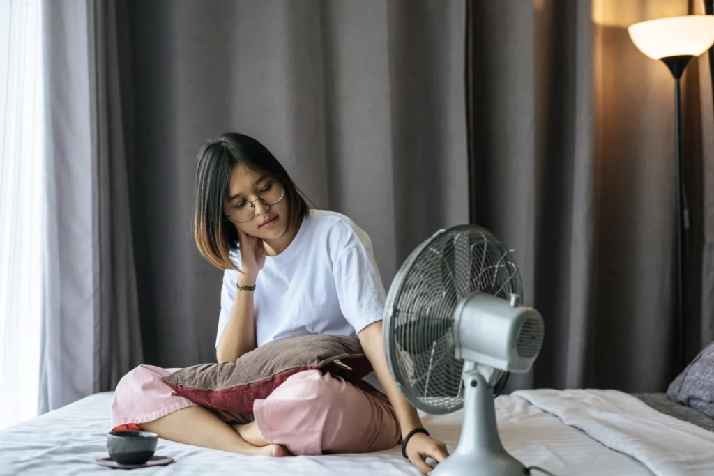 Le pregunté a una IA cómo enfriar una habitación sin aire acondicionado: su solución es un truco casero que cuesta 1 euro 2 Moncloa La convección forzada, es clave, pues el aire caliente cede su energía. Fuente: Freepik