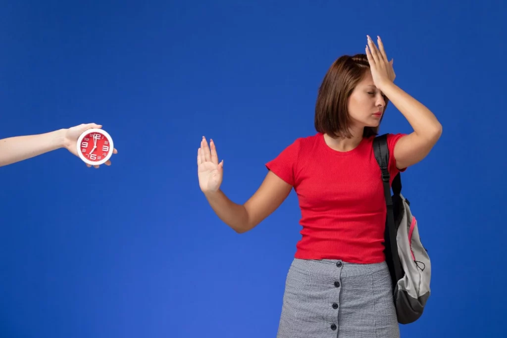 Calor y violencia: ¿Cómo los episodios de calor afectan a nuestro comportamiento y desatan conflictos? 3 Moncloa vista frontal joven estudiante en camisa roja con mochila sobre el fondo azul claro Moncloa