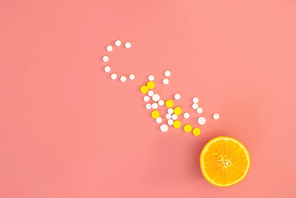 Médicos de familia desmontan el mito de la vitamina C: gastar dinero en otoño no evita resfriados, hay opción mejor 1 Moncloa La historia detrás de la popularidad de la vitamina C es una fascinante mezcla de ciencia y marketing que ha calado hondo en nuestra cultura. Fuente: Freepik