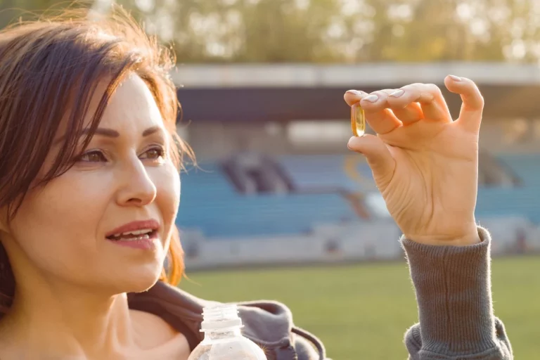 Un farmacéutico no se muerde la lengua y avisa sobre la vitamina más vendida: «La mayoría la toma por la mañana y así no se absorbe casi nada»