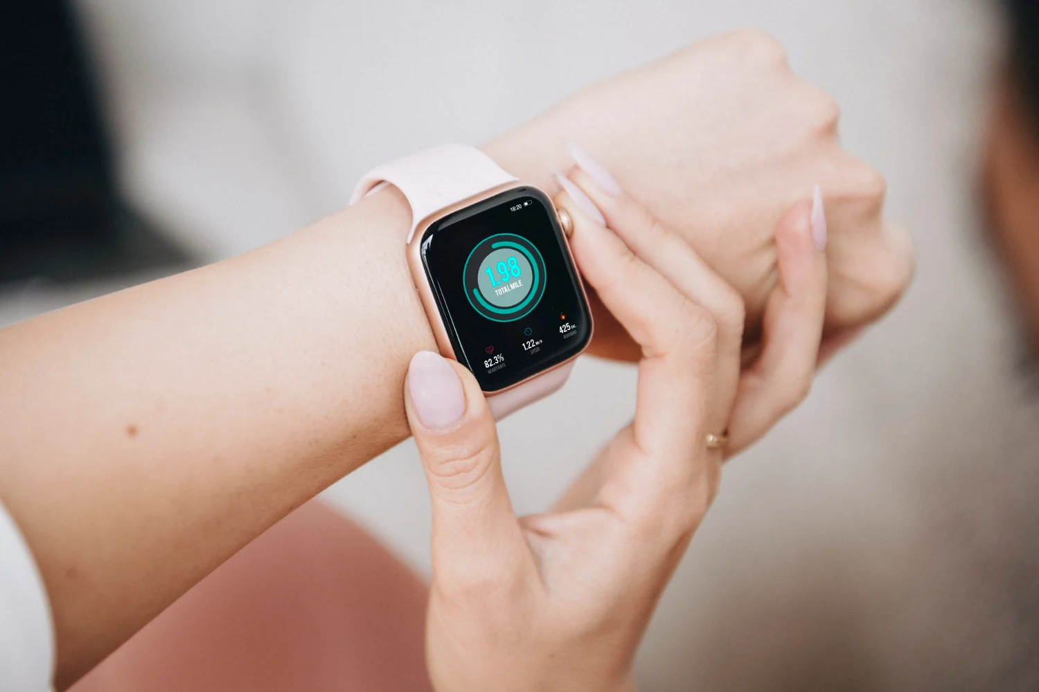 “Tu smartwatch no salvará tu corazón en un infarto, y sí, se disparará tu ansiedad”: el aviso del cardiólogo José Veles (33) 2 Moncloa El foco no solo está en lo que el reloj no puede hacer, sino en lo que sí puede provocar en nuestra mente.