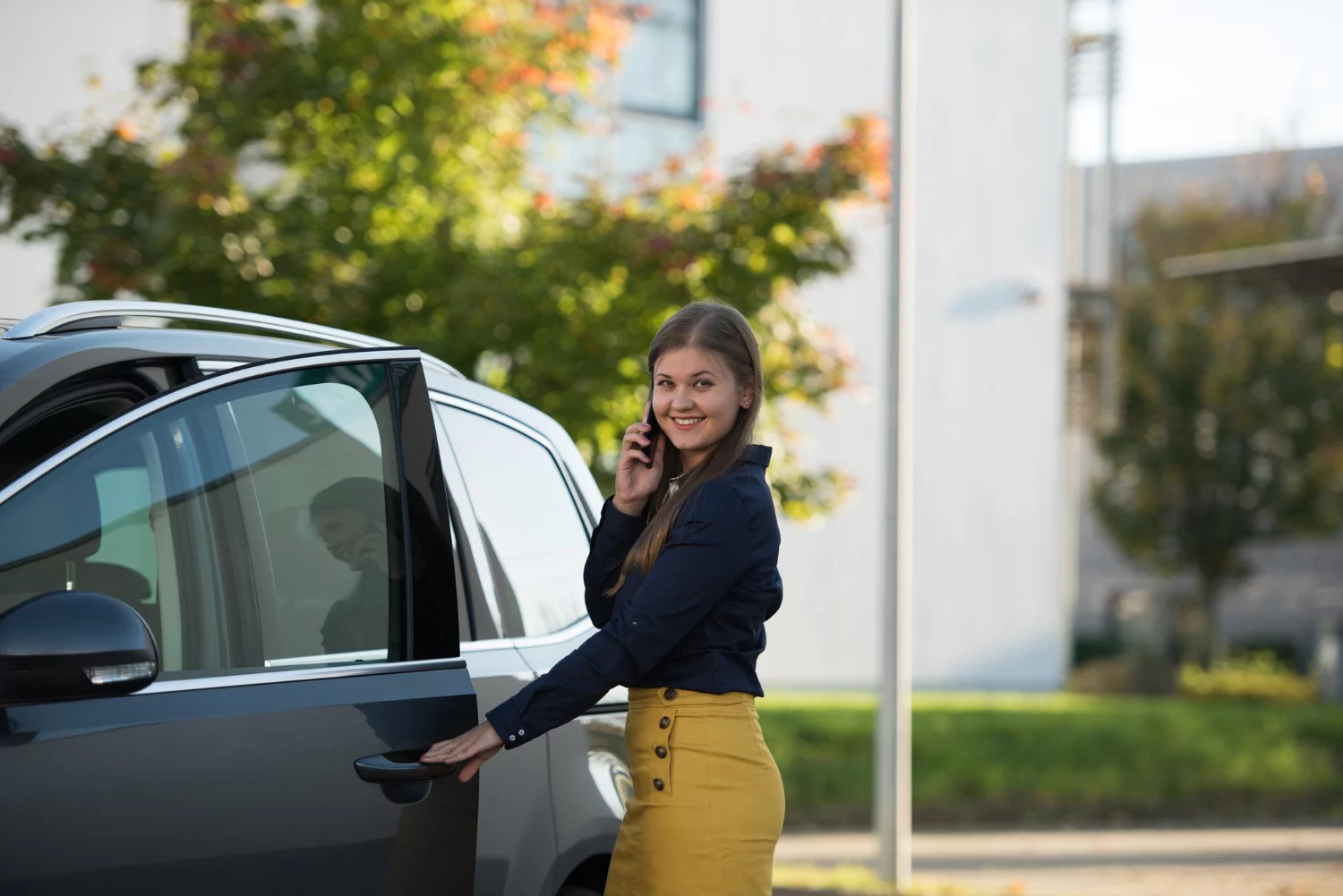Tu coche sabe a qué velocidad vas, dónde aparcas y qué música escuchas: los datos que tu vehículo envía a la marca y cómo limitarlos 1 Moncloa La cantidad de información que tu vehículo moderno puede registrar es sencillamente abrumadora, y va mucho más allá de lo que la mayoría de conductores sospecha.