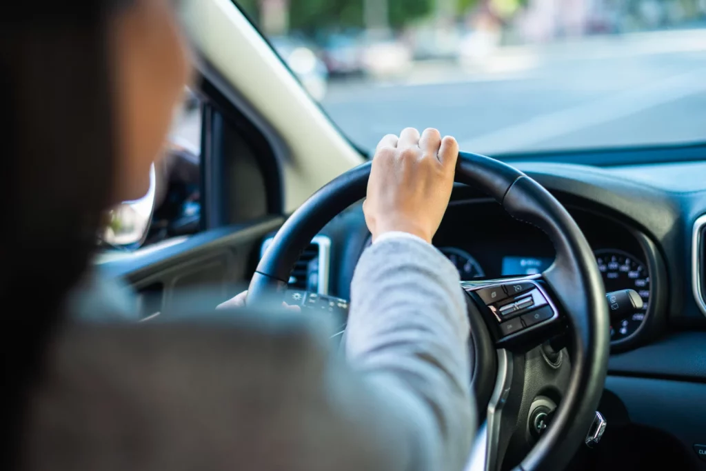 La DGT avisa sobre la función oculta del acelerador en coches híbridos que casi nadie conoce y puede salvarte la vida 1 Moncloa La labor de Tráfico va más allá de la sanción; su principal objetivo es la prevención y la formación vial de todos. Fuente: Freepik