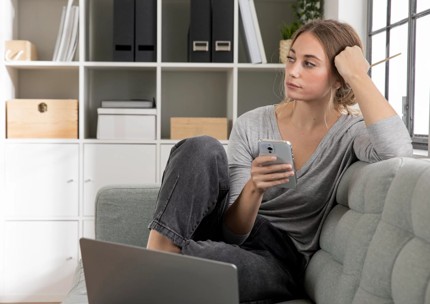 Un análisis de cómo la conectividad permanente ha difuminado los límites entre la vida personal y laboral.