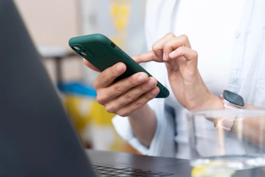 La Guardia Civil alerta de la estafa del 'hijo en apuros' por WhatsApp: empieza con un "Hola, papá" y acaba vaciando tu cuenta en minutos 3 Moncloa La prevención es nuestra mejor arma, pero si el daño ya está hecho, la rapidez es clave.