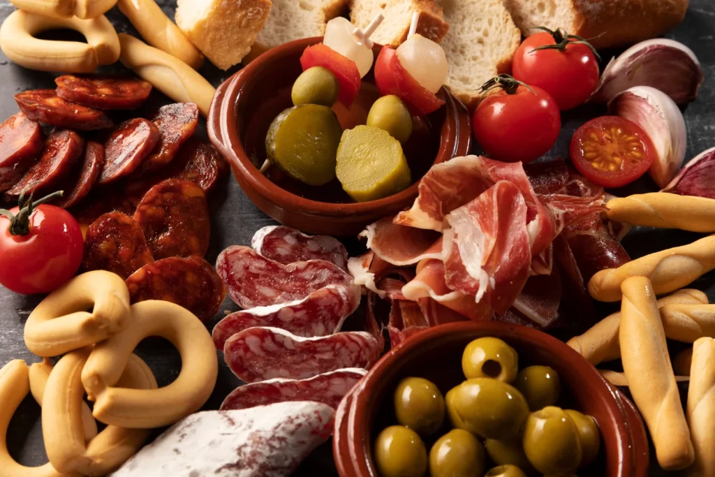 "Pagar por un 'tour de tapas' en Granada es el mayor timo para turistas"; Álvaro (39), camarero del Albaicín, te dice los 3 bares a los que vamos los de aquí 3 Moncloa Este es el lugar que los locales guardan con más recelo, el secreto mejor compartido entre amigos.