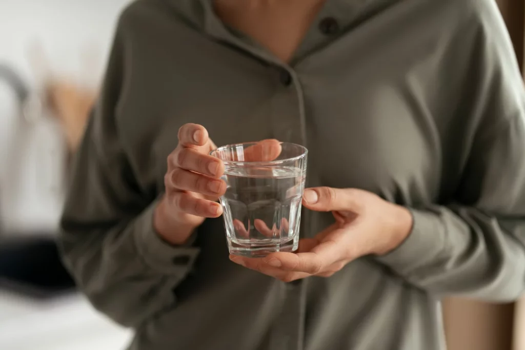 "Beber dos litros de agua al día en otoño es un mito que puede ser perjudicial": Dr. Esteban Gil (67), nefrólogo, explica cuánta necesitas en realidad 1 Moncloa La insistencia en esta cantidad fija de líquido se ha convertido en un dogma de bienestar que pocos se atreven a cuestionar.