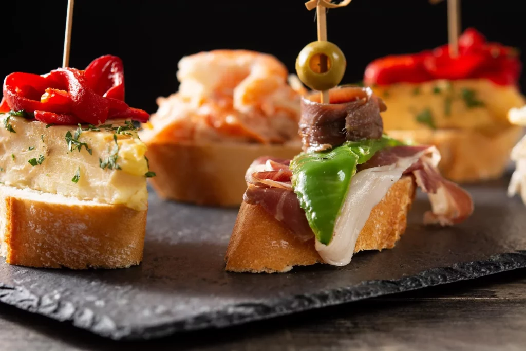 "Pagar por un 'tour de tapas' en Granada es el mayor timo para turistas"; Álvaro (39), camarero del Albaicín, te dice los 3 bares a los que vamos los de aquí 1 Moncloa La pregunta que todo granadino se hace cuando ve un grupo de turistas siguiendo a un guía de bar en bar.