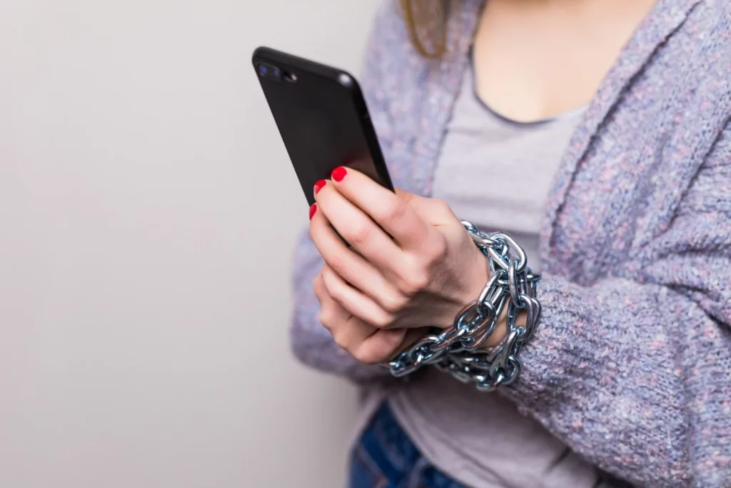 La Guardia Civil alerta de la estafa del 'hijo en apuros' por WhatsApp: empieza con un "Hola, papá" y acaba vaciando tu cuenta en minutos 2 Moncloa Los estafadores dejan pistas, pero la prisa y el cariño nos impiden verlas con claridad.