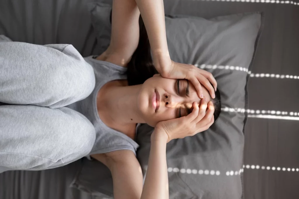 La ansiedad aparece sobre las ocho, justo cuando el fin de semana empieza a despedirse y no es mental, es un desplome químico. Fuente: Freepik
 