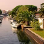 La ‘Venecia española’ sin turistas: así es Empuriabrava en septiembre, cuando sus canales vuelven a la calma