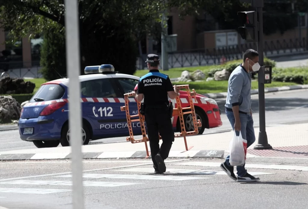 Alcobendas sufre un repunte de la delincuencia por falta de policías, según Vox 1 Moncloa EuropaPress 3331615 policia municipal coloca valla restriccion movilidad municipio alcobendas Moncloa