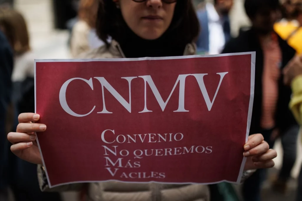 EuropaPress 5977541 mujer pancarta concentracion plantillas agencia tributaria cnmv frente sede Moncloa