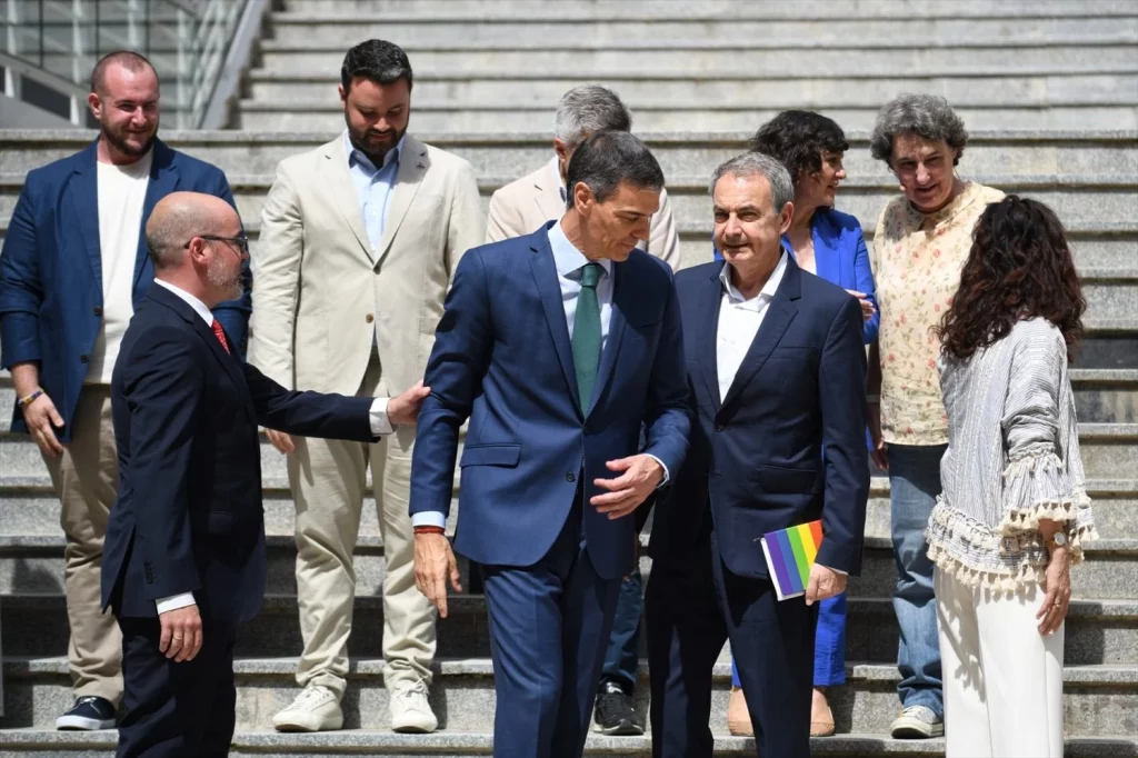 Hazte Oír lleva a Sánchez, Zapatero y su relación con Maduro ante la ONU 1 Moncloa Pedro Sánchez y José Luis Rodríguez Zapatero. EP