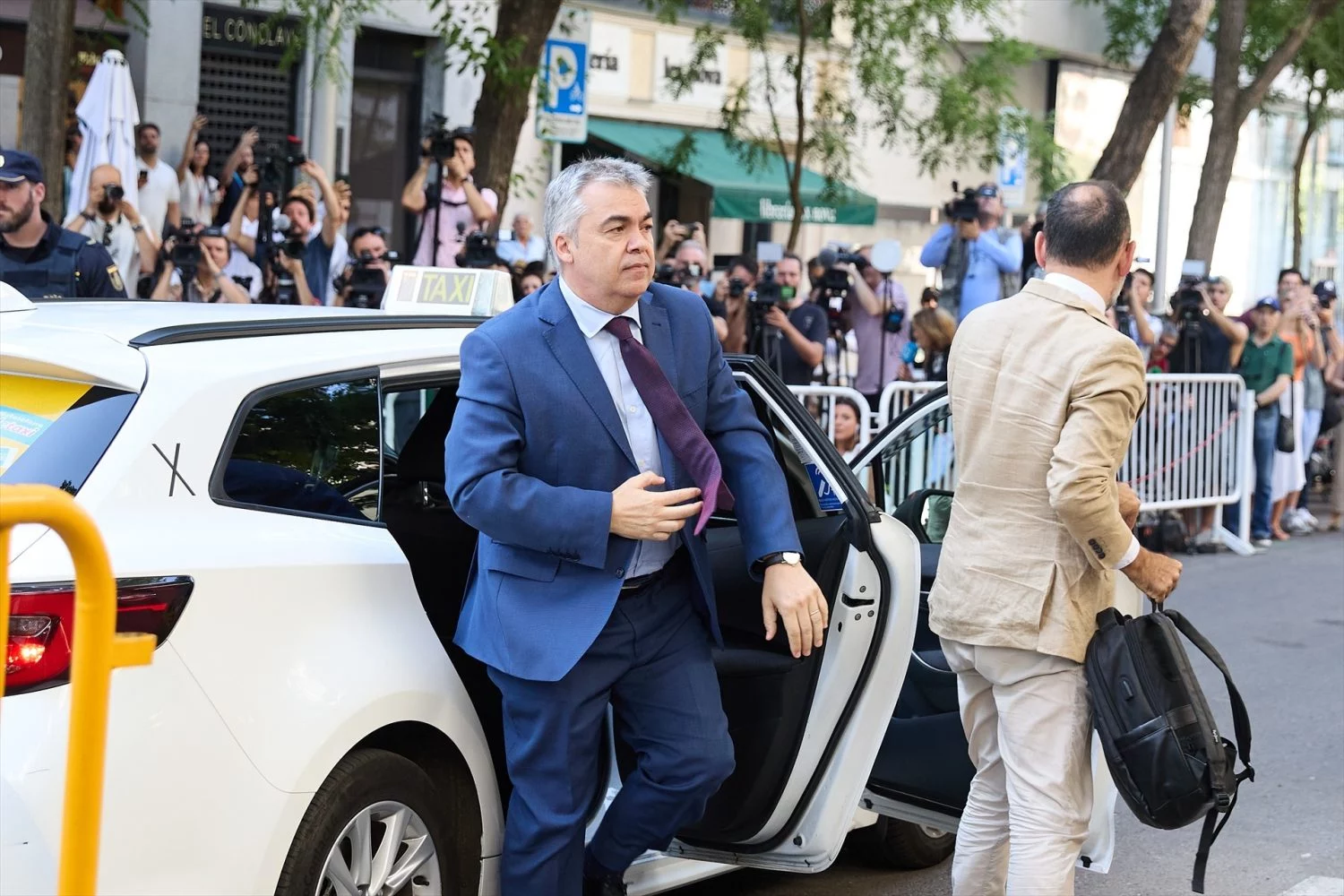 Santos Cerdán y su abogado Benet Salellas el 30 de junio de 2025 antes de ingresar en prisión. EP