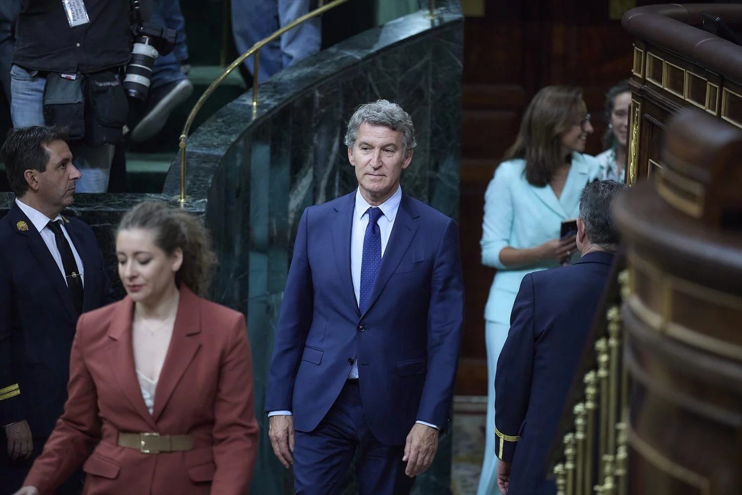 El presidente del Partido Popular, Alberto Núñez Feijóo, a su salida de un pleno en el Congreso de los Diputados, a 10 de septiembre de 2025, en Madrid (Fuente: Agencias)