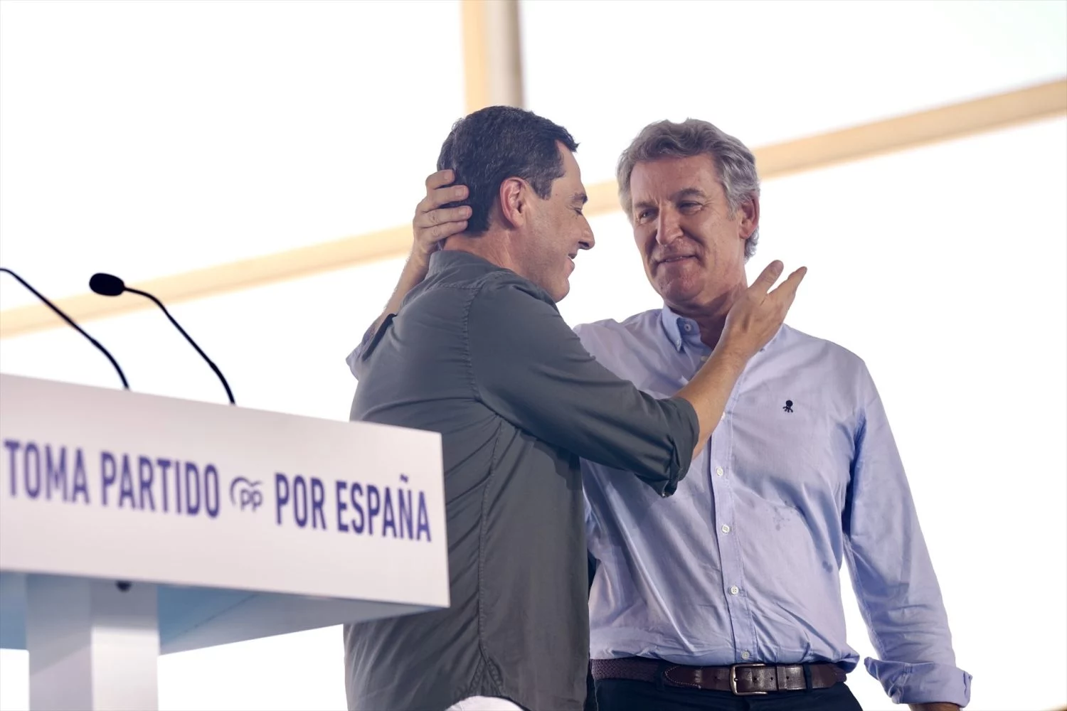 El presidente del Partido Popular, Alberto Núñez Feijóo junto al presidente de la Junta de Andalucía, Juanma Moreno, durante el acto de inicio del curso político del PP andaluz en Alhaurín el Grande, a 12 de septiembre de 2025 en Málaga (Fuente: Agencias)