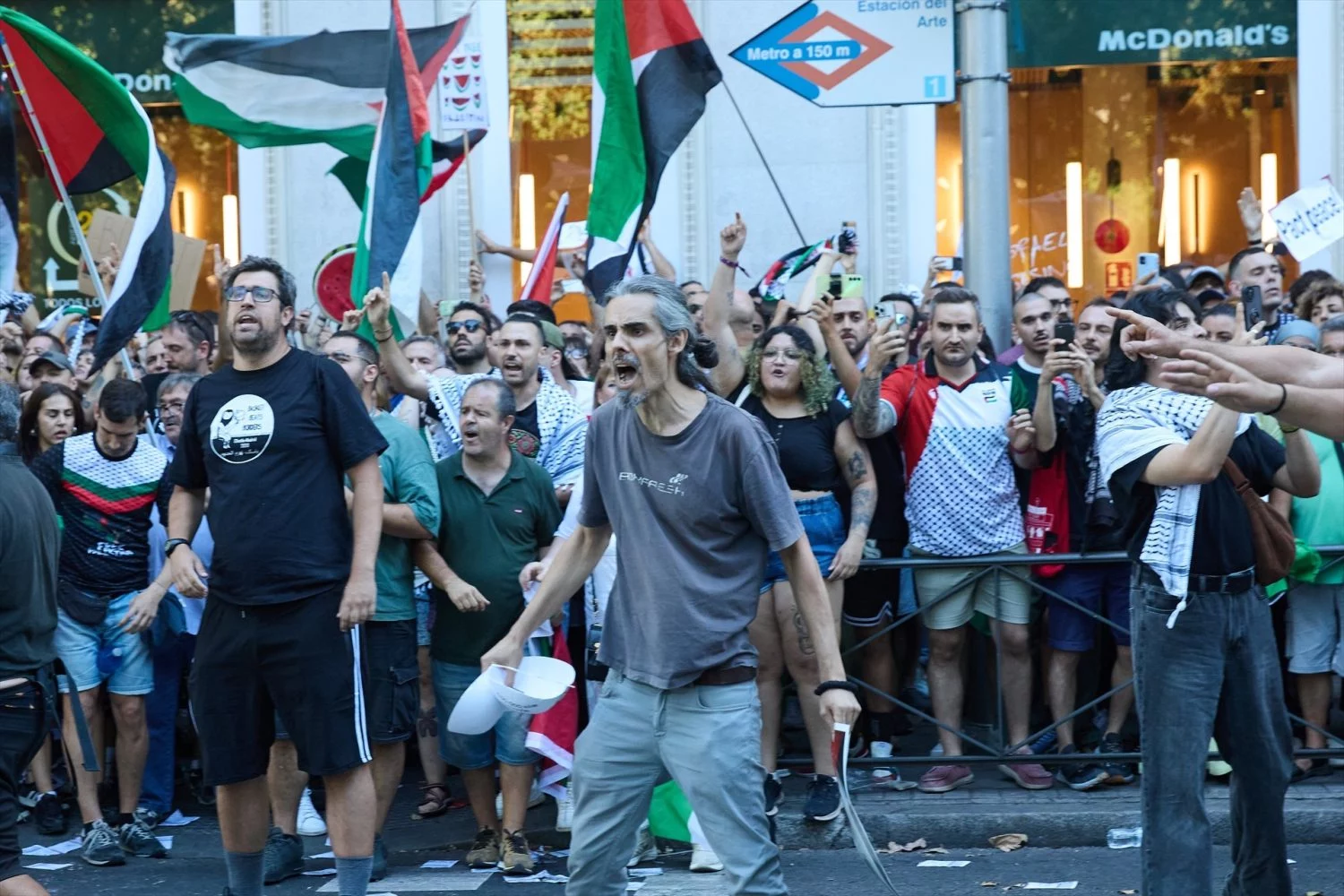 Manifestantes el domingo en Madrid al paso de la Vuelta. EP