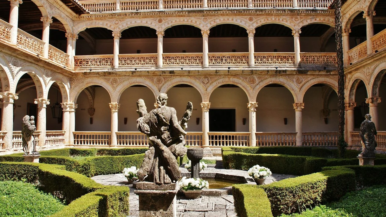 Ni El Escorial ni Poblet: el monasterio de Guadalajara que el silencio de septiembre te permite disfrutar como si fueras un monje del Renacimiento