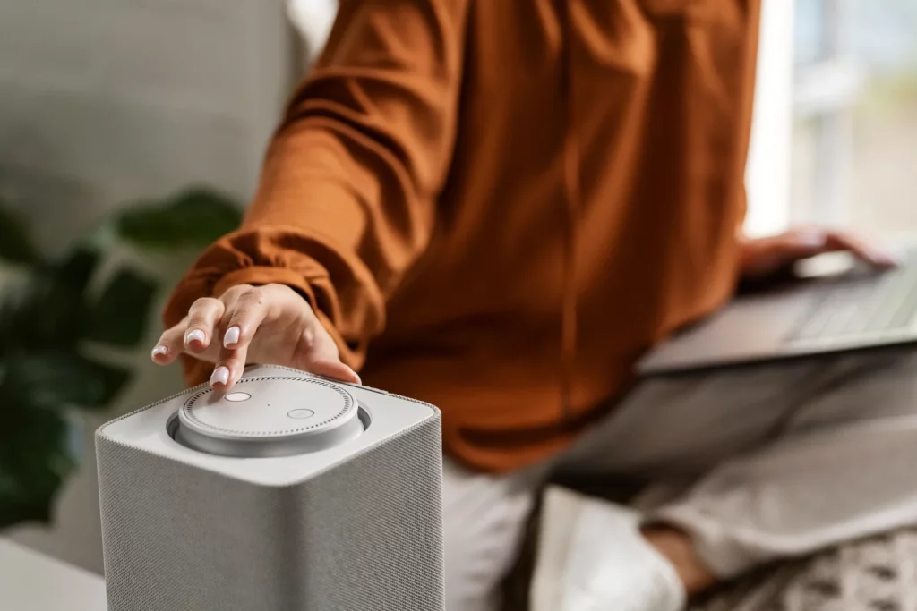Para combatir la alergia de forma segura, es crucial diferenciar entre las tecnologías de purificación; una atrapa el peligro, la otra puede generarlo. Fuente: Freepik 