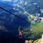 «Pagas 18 euros, subes 753 metros en 4 minutos y apareces por encima de las nubes», es lo más parecido a tocar el cielo en España