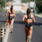 El mejor deporte para empezar desde cero: correr, nadar o bicicleta, ¿cuál elegir?