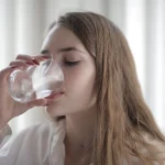 ¿8 vasos de agua? Mitos de hidratación que ponen en riesgo tu salud si los sigues al pie