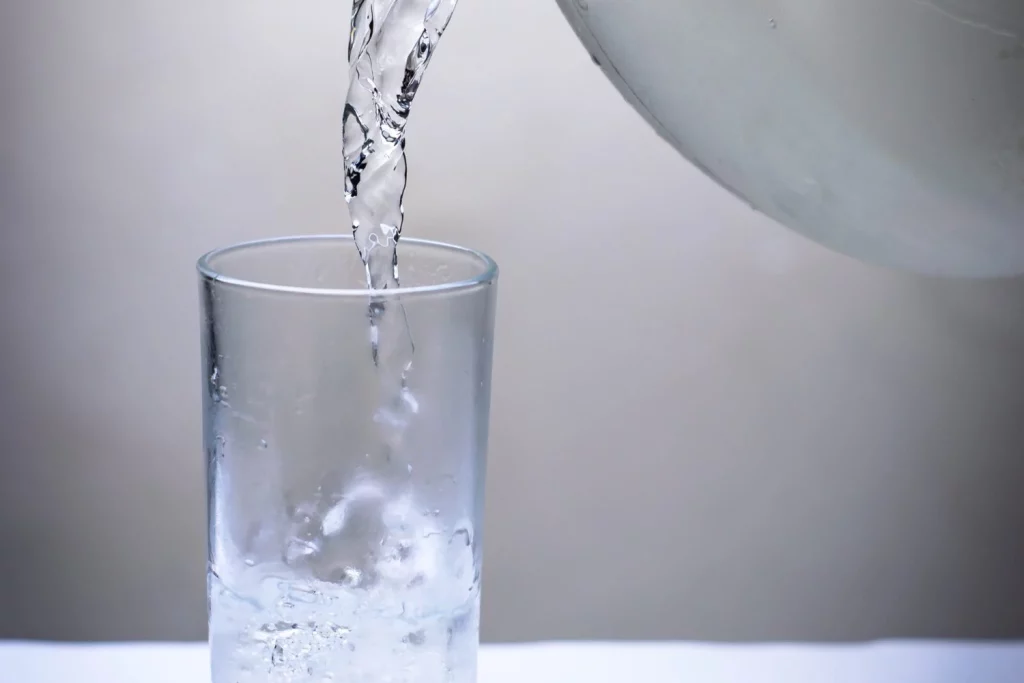 ¿8 vasos de agua? Mitos de hidratación que ponen en riesgo tu salud si los sigues al pie 1 Moncloa ¿Cuántos vasos de agua necesita tu cuerpo?