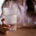 «Beber dos litros de agua al día en otoño es un mito que puede ser perjudicial»: Dr. Esteban Gil (67), nefrólogo, explica cuánta necesitas en realidad