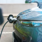 La DGT avisa sobre la función oculta del acelerador en coches híbridos que casi nadie conoce y puede salvarte la vida