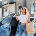 Tu coche sabe a qué velocidad vas, dónde aparcas y qué música escuchas: los datos que tu vehículo envía a la marca y cómo limitarlos