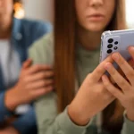 La Guardia Civil alerta de la estafa del ‘hijo en apuros’ por WhatsApp: empieza con un «Hola, papá» y acaba vaciando tu cuenta en minutos