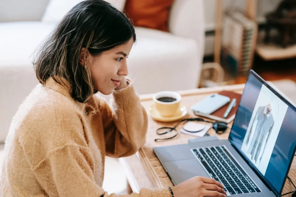 “Desde que descubrí estas joyas en Internet, todo cambió”: Sofía Sicilia (31), experta en IA revela 8 webs para ganar dinero 4 Moncloa Herramientas de productividad y empleo en internet