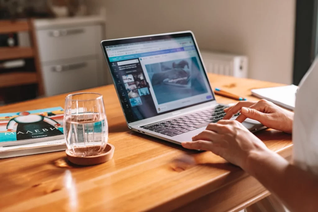 “Desde que descubrí estas joyas en Internet, todo cambió”: Sofía Sicilia (31), experta en IA revela 8 webs para ganar dinero 2 Moncloa Estas webs son lo que necesitas para ganar dinero