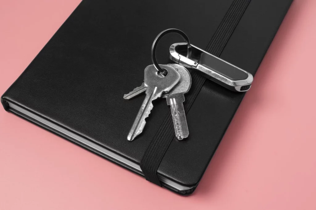 Creer que tu perfil de Instagram es un espacio privado e inofensivo es el principal aliado de quienes buscan vulnerar la seguridad de tu llavero. Fuente: Freepik
