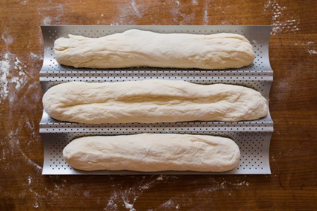 No es magia, es pura física. Entender el proceso de retrogradación del almidón es clave para no volver a fallar al congelar el pan y evitar un desastre culinario. Fuente: Freepik
