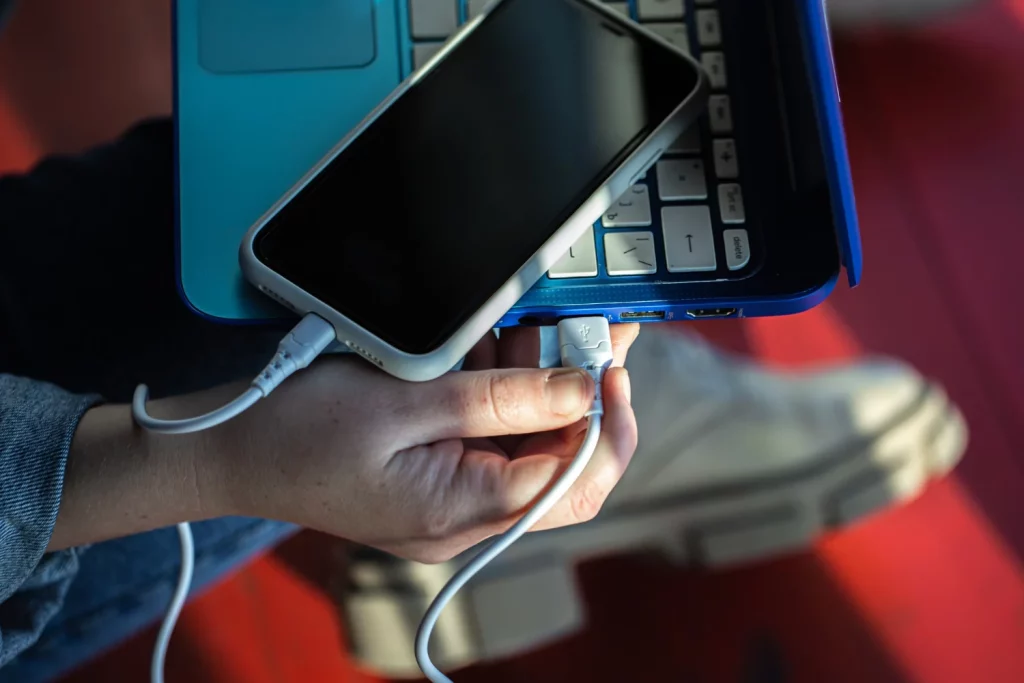 Ricardo Giner (41), ex-ingeniero de Apple: "Cargar el iPhone toda la noche no es el problema. El error que destroza la batería es dejar que baje de este porcentaje" 2 Moncloa No solo los porcentajes importan; la temperatura a la que expones tu dispositivo es un factor crucial que afecta directamente a la batería. Fuente: Freepik
